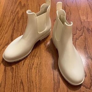 Size 41 (10) white rubber boots with elastic on top of both sides